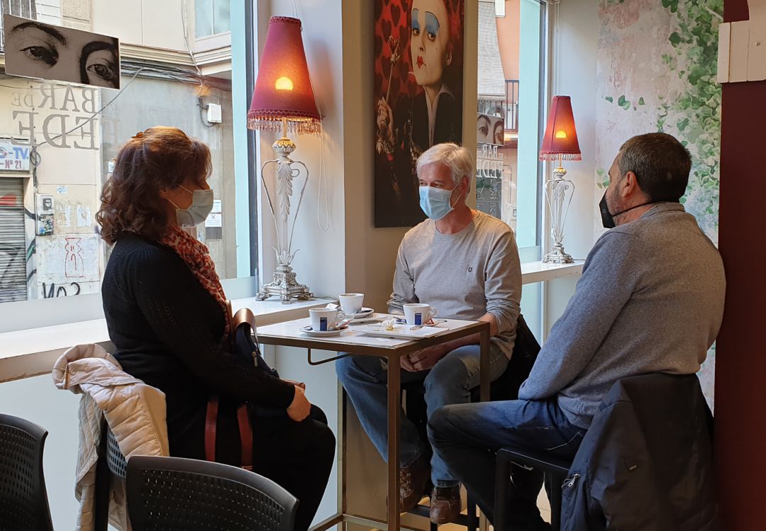 Clientes de un bar de Granada, con mascarilla puesta de forma permanente incluso sentados en la mesa, como dicta la nueva norma de la Junta Clientes de un bar de Granada, con mascarilla puesta de forma permanente incluso sentados en la mesa, como dicta la nueva norma de la Junta