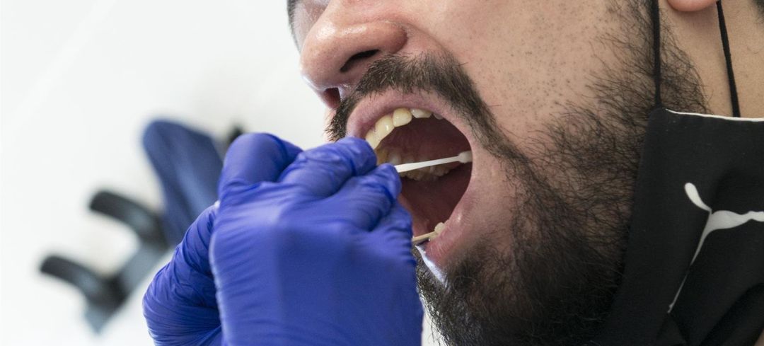 Un sanitario realiza una prueba PCR a un paciente. Un sanitario realiza una prueba PCR a un paciente.