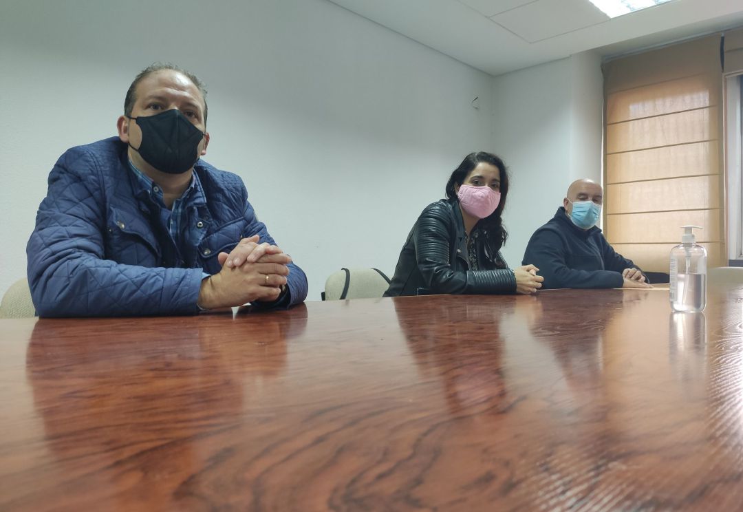 (De izquierda a derecha) Antonio Díaz como responsable de hostelería de CCOO, Belén Navarro que es la presidenta de Fampa Los Olivos y Javier Lacarra como responsable de hostelería y secretario organización de FESMC UGT Jaén
(De izquierda a derecha) Antonio Díaz como responsable de hostelería de CCOO, Belén Navarro que es la presidenta de Fampa Los Olivos y Javier Lacarra como responsable de hostelería y secretario organización de FESMC UGT Jaén