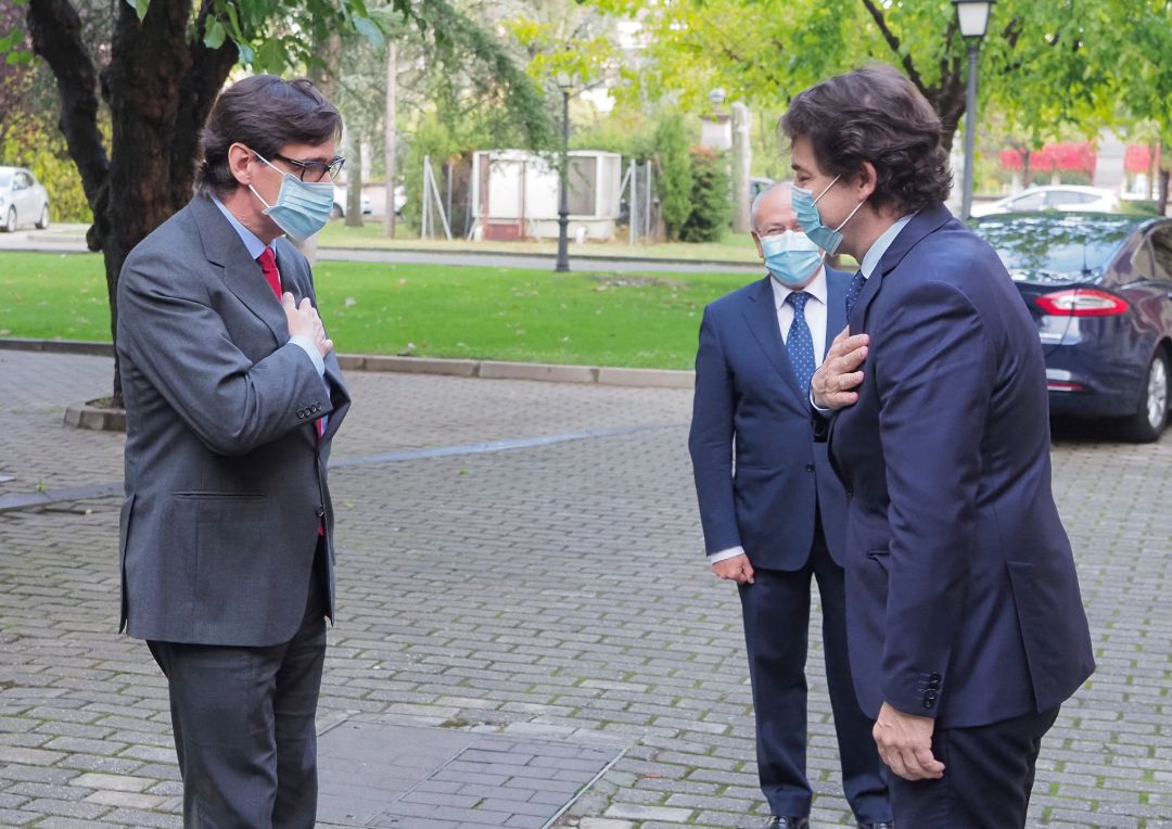 El ministro de Sanidad, Salvador Illa (i), saluda con la mano en el pecho al presidente de la Junta de Castilla y León, Alfonso Fernández Mañueco, a su llegada a una reunión programada entre ambos en Valladolid El ministro de Sanidad, Salvador Illa (i), saluda con la mano en el pecho al presidente de la Junta de Castilla y León, Alfonso Fernández Mañueco, a su llegada a una reunión programada entre ambos en Valladolid