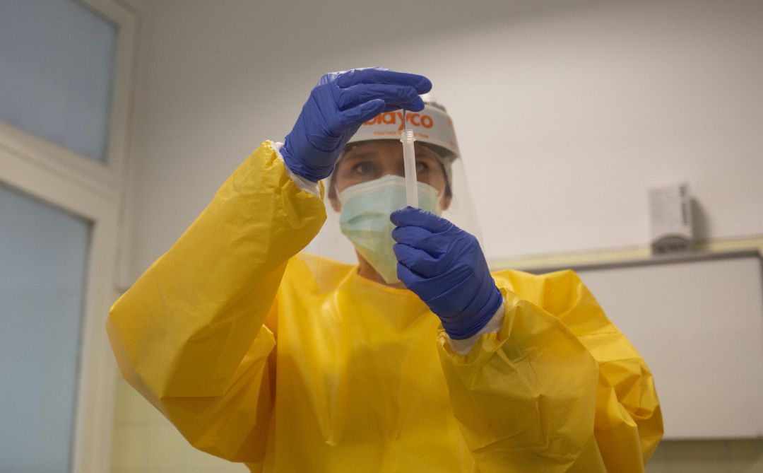 Una sanitaria sostiene uno de los test rápidos de antígenos de detección de coronavirus Una sanitaria sostiene uno de los test rápidos de antígenos de detección de coronavirus