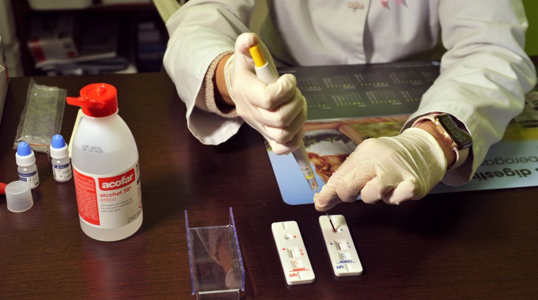 Una farmacéutica de la Farmacia Portal Martínez Soto introduce en una placa la muestra de sangre que ha tomado para realizar un test de cribado del coronavirus en Barbadás. Una farmacéutica de la Farmacia Portal Martínez Soto introduce en una placa la muestra de sangre que ha tomado para realizar un test de cribado del coronavirus en Barbadás.