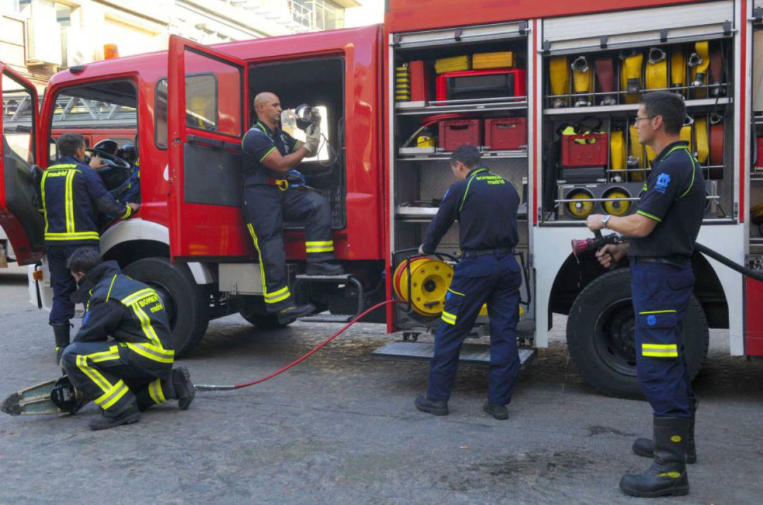 Dotación de bomberos revisando el material de trabajo Dotación de bomberos revisando el material de trabajo