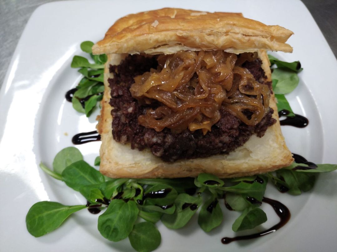 Hojaldre de morcilla con cebolla caramelizada Hojaldre de morcilla con cebolla caramelizada