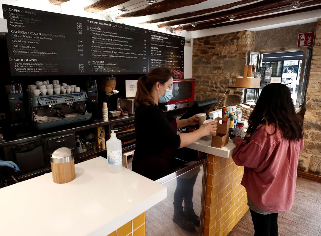 Interior de una cafetería en el centro de Pamplona donde una mujer compra dos cafés, en una jornada en la que Navarra vive su segundo día de confinamiento perimetral Interior de una cafetería en el centro de Pamplona donde una mujer compra dos cafés, en una jornada en la que Navarra vive su segundo día de confinamiento perimetral