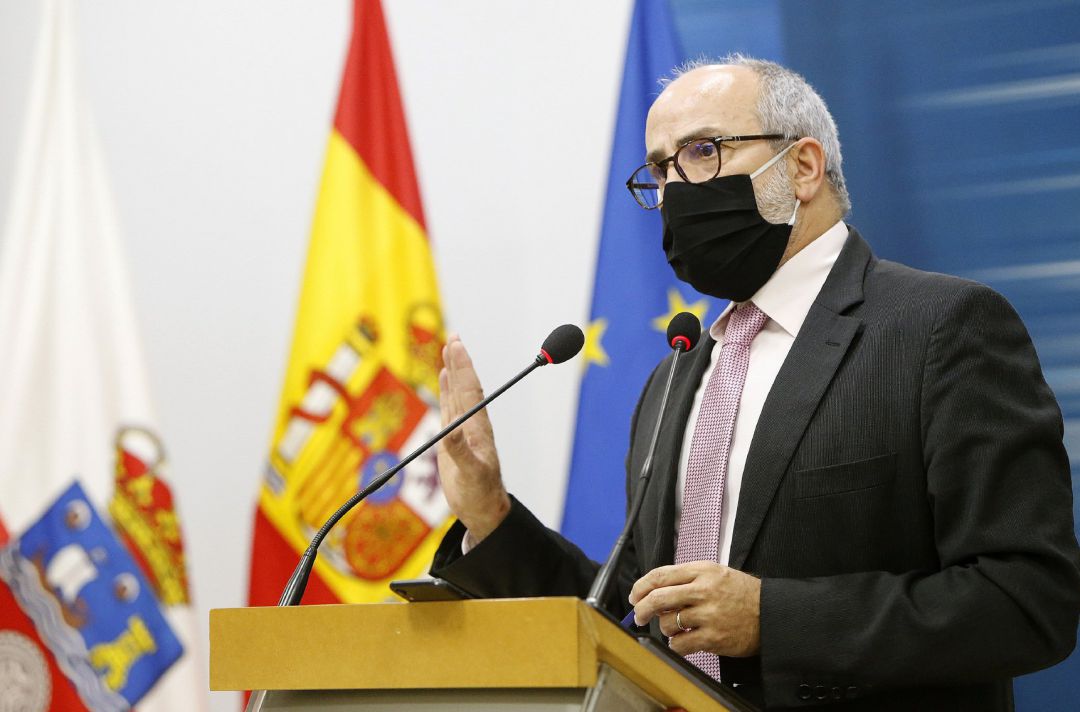 El consejero de Sanidad, Miguel Rodríguez, ha explicado las nuevas restricciones que aplicará Cantabria desde la medianoche del sábado al domingo. El consejero de Sanidad, Miguel Rodríguez, ha explicado las nuevas restricciones que aplicará Cantabria desde la medianoche del sábado al domingo.