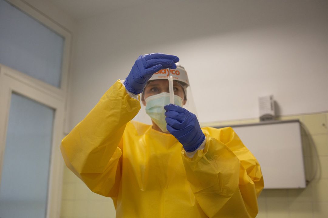 Una sanitaria sostiene uno de los test rápidos de antígenos de detección de coronavirus Una sanitaria sostiene uno de los test rápidos de antígenos de detección de coronavirus