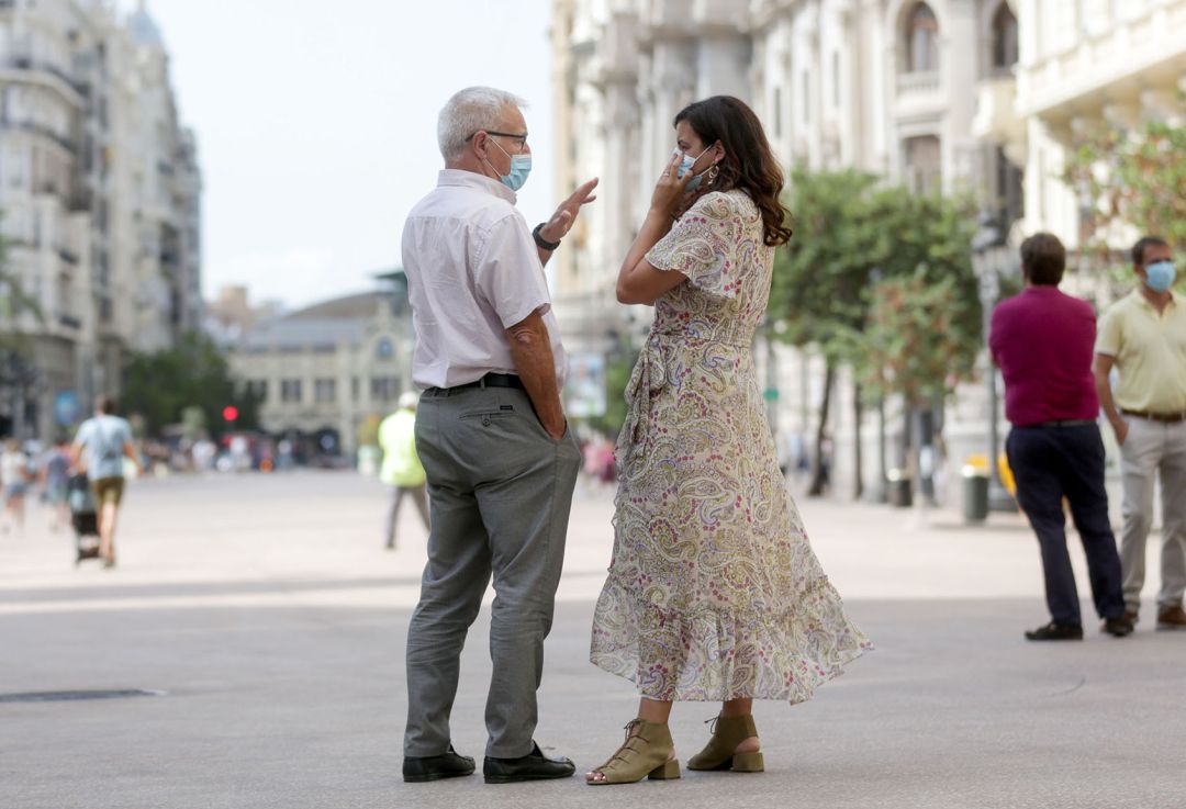 El alcalde de València, Joan Ribó, junto a la vicealcaldesa Sandra Gómez tras las obras de peatonalización de la plaza del Ayuntamiento de la ciudad. El alcalde de València, Joan Ribó, junto a la vicealcaldesa Sandra Gómez tras las obras de peatonalización de la plaza del Ayuntamiento de la ciudad.