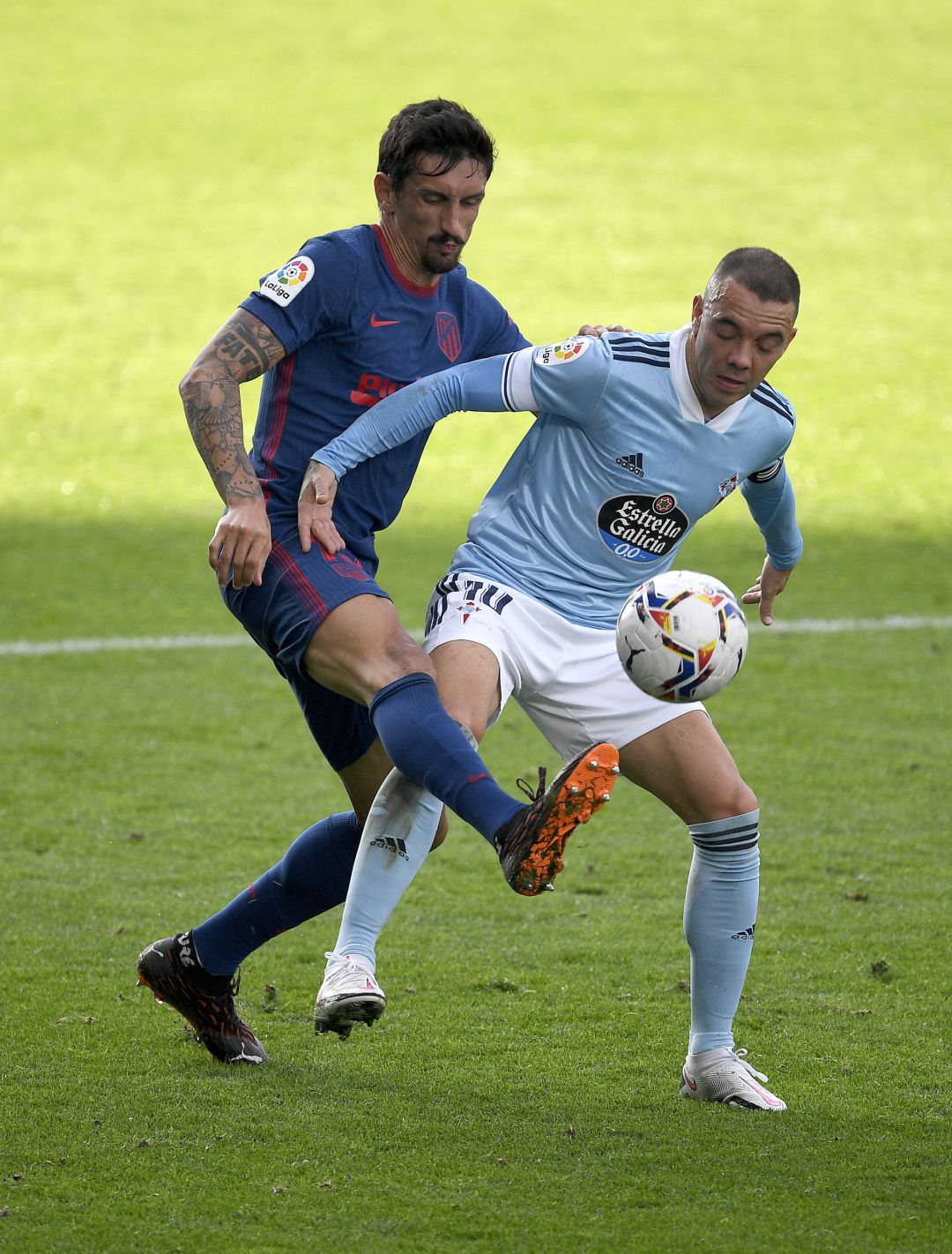 Iago Aspas pugna con Stefan Savic Iago Aspas pugna con Stefan Savic