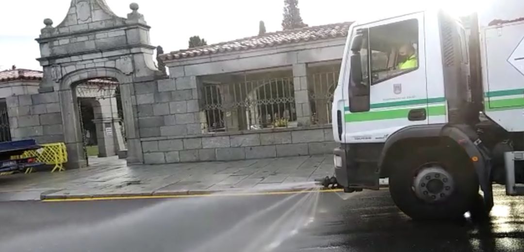 Operarios municipales han desinfectado los alrededores del camposanto Operarios municipales han desinfectado los alrededores del camposanto