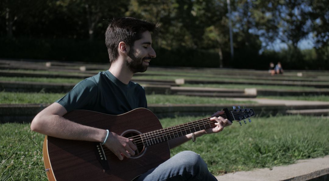 Javivy García con su guitarra en el videoclip de 'Dime quién'. Javivy García con su guitarra en el videoclip de 'Dime quién'.