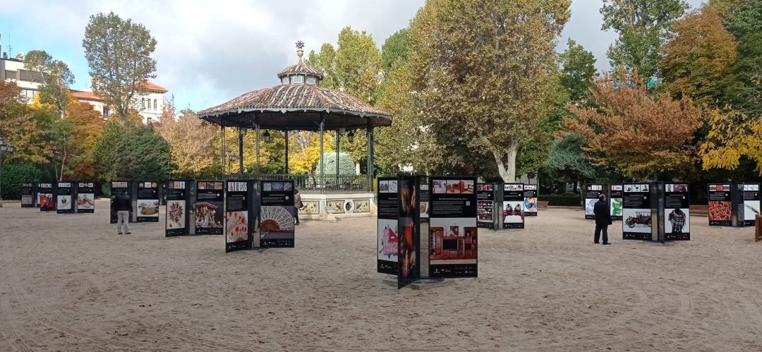 Hay un centenar de paneles en el Paseo de los Artesanos Hay un centenar de paneles en el Paseo de los Artesanos