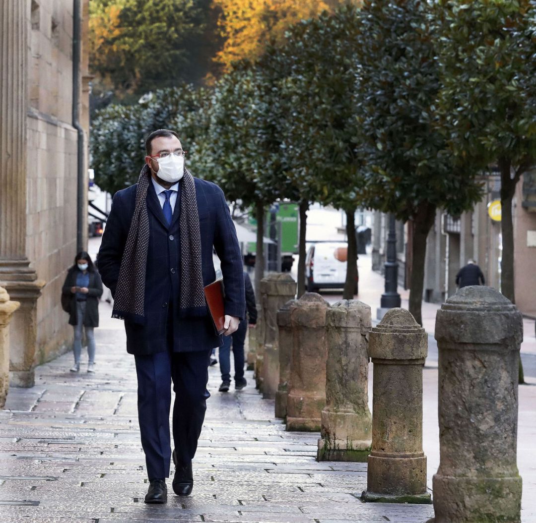 El presidente del Principado, Adrián Barbón, camino de la reunión del Gobierno regional. El presidente del Principado, Adrián Barbón, camino de la reunión del Gobierno regional.