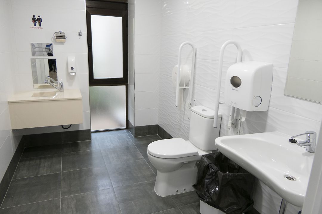 Baño adaptado para personas con ostomías Baño adaptado para personas con ostomías
