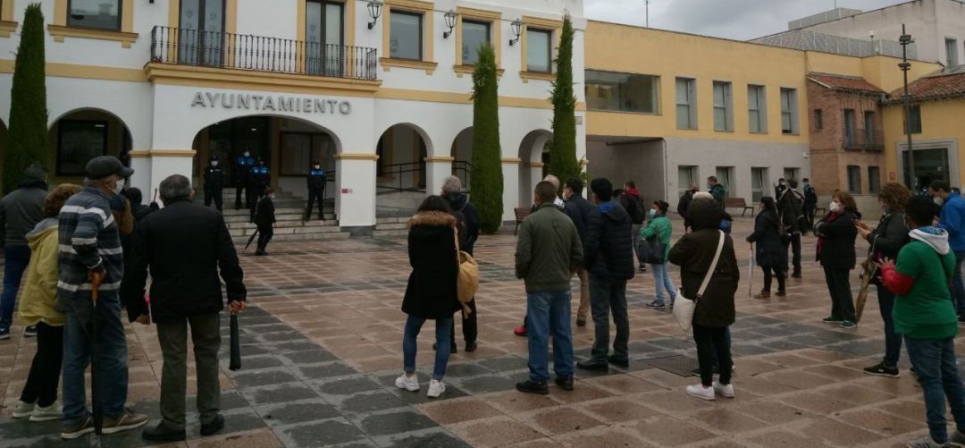 Protesta frente al Ayuntamiento de Sanse Protesta frente al Ayuntamiento de Sanse