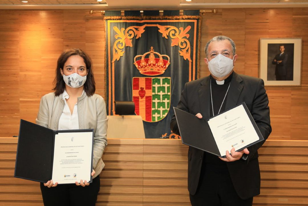 La alcaldesa de Getafe, Sara Hernández, junto al obispo de Getafe, Ginés García Beltrán, tras la firma del acuerdo. La alcaldesa de Getafe, Sara Hernández, junto al obispo de Getafe, Ginés García Beltrán, tras la firma del acuerdo.