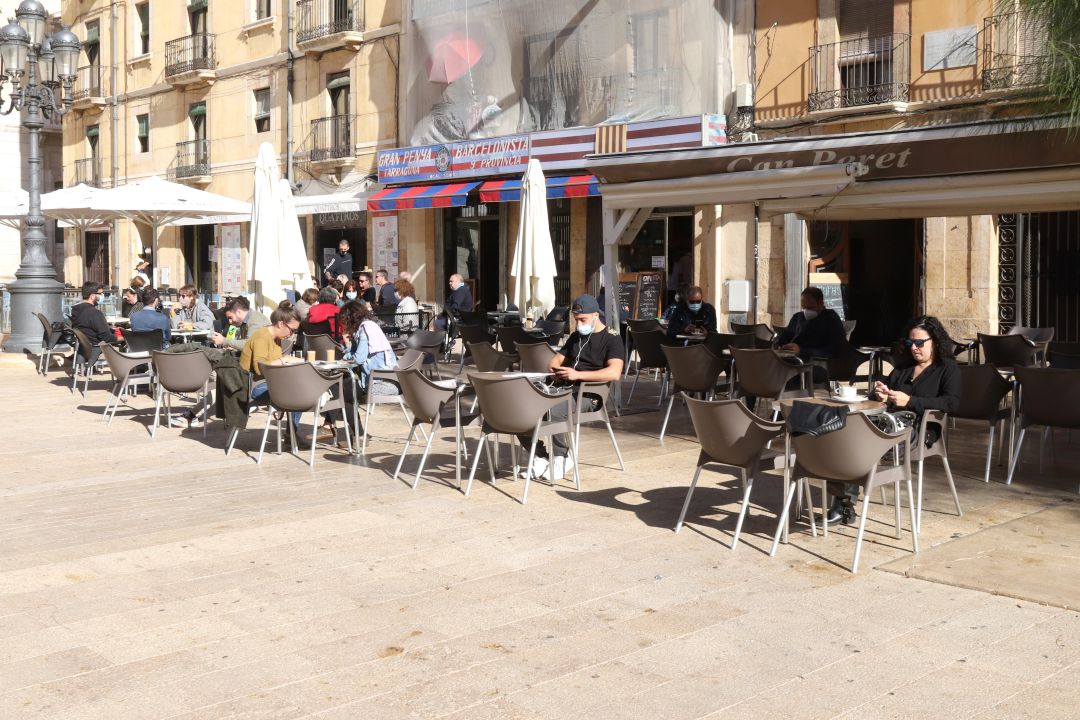 Terrasses de la plaça de la Font el dia abans del tancament de bars i restaurants. Terrasses de la plaça de la Font el dia abans del tancament de bars i restaurants.