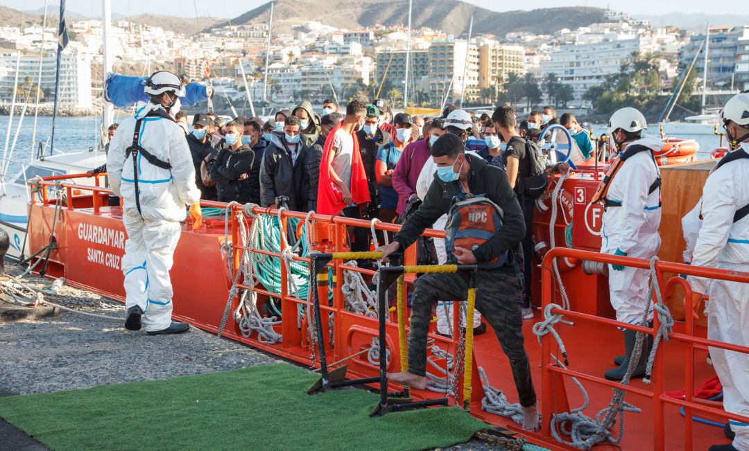 Imagen de archivo de trabajadores de Cruz Roja ayudando en el muelle de Arguineguín a trasladar a migrantes que han sido interceptados en aguas canarias Imagen de archivo de trabajadores de Cruz Roja ayudando en el muelle de Arguineguín a trasladar a migrantes que han sido interceptados en aguas canarias