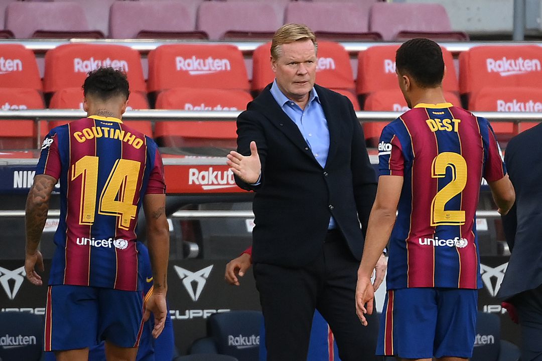 Koeman saluda a Dest durante el partido. Koeman saluda a Dest durante el partido.