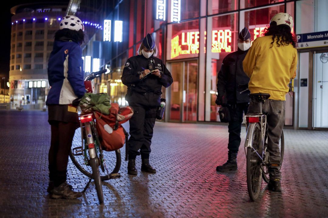 Un grupo de agentes de la Policía de Bélgica impone dos sanciones por violar el toque de queda nocturno después de que haya sido decretado a partir de este lunes desde las 00:00 hasta las 5:00 horas. Un grupo de agentes de la Policía de Bélgica impone dos sanciones por violar el toque de queda nocturno después de que haya sido decretado a partir de este lunes desde las 00:00 hasta las 5:00 horas.