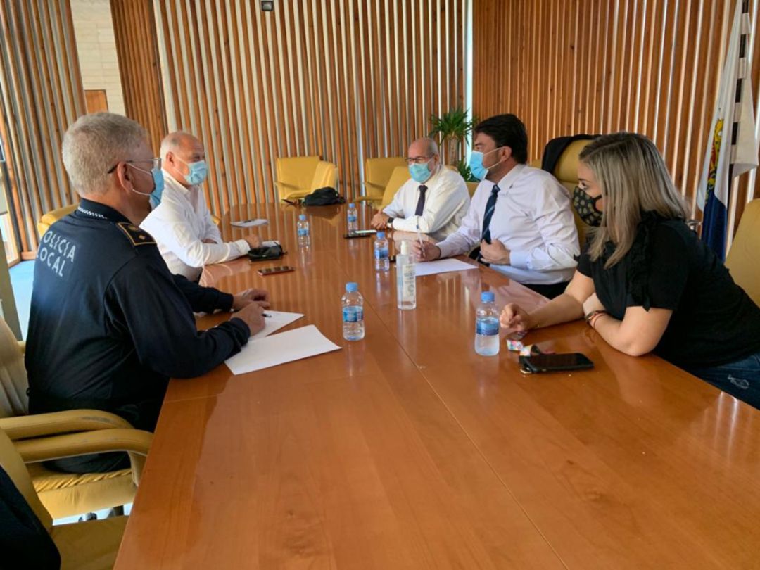 Reunión mantenida esta tarde en el Ayuntamiento de Alicante para establecer el operativo policial que velará por el cumplimiento del toque de queda Reunión mantenida esta tarde en el Ayuntamiento de Alicante para establecer el operativo policial que velará por el cumplimiento del toque de queda