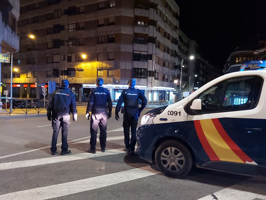 La Policía Nacional controla la rotonda de los Jardines de Don Diego, en Aranda La Policía Nacional controla la rotonda de los Jardines de Don Diego, en Aranda