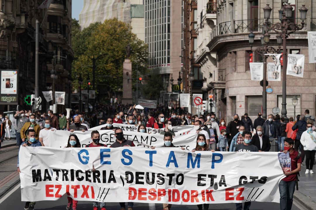 Trabajadores de Matricería Deusto y GTS, filiales del grupo internacional de Gestamp, sostienen pancartas en la manifestación convocada por las calles de Bilbao, Vizcaya, País Vasco, (España), a 24 de octubre de 2020. La concentración se produce con motivo de la decisión de Gestamp de proceder al despido de 230 trabajadores de las filiales Trabajadores de Matricería Deusto y GTS, filiales del grupo internacional de Gestamp, sostienen pancartas en la manifestación convocada por las calles de Bilbao, Vizcaya, País Vasco, (España), a 24 de octubre de 2020. La concentración se produce con motivo de la decisión de Gestamp de proceder al despido de 230 trabajadores de las filiales