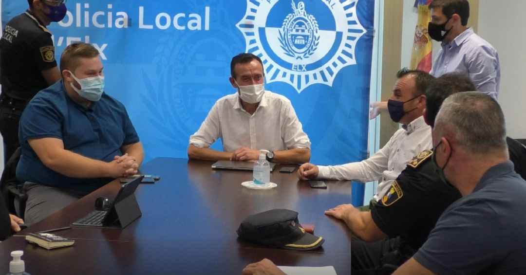 Reunión d ela Junta de Maando de la Policia local con el alcalde Carlos González el concejal de seguridad Ramon Abád y el concejal de Derechos Sociales Mariano Valera Reunión d ela Junta de Maando de la Policia local con el alcalde Carlos González el concejal de seguridad Ramon Abád y el concejal de Derechos Sociales Mariano Valera