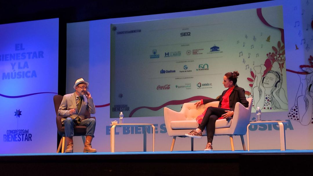 Luz Casal y Héctor Márquez en un momento de la charla en el Congreso del Bienestar y la Música Luz Casal y Héctor Márquez en un momento de la charla en el Congreso del Bienestar y la Música