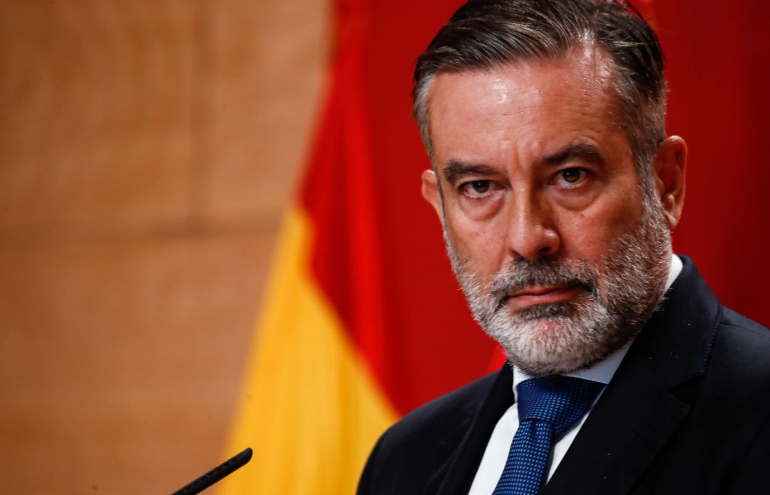 El consejero de Justicia, Interior y Víctimas, Enrique López, mira a la cámara durante una comparecencia en rueda de prensa en la Casa Real de Correos El consejero de Justicia, Interior y Víctimas, Enrique López, mira a la cámara durante una comparecencia en rueda de prensa en la Casa Real de Correos