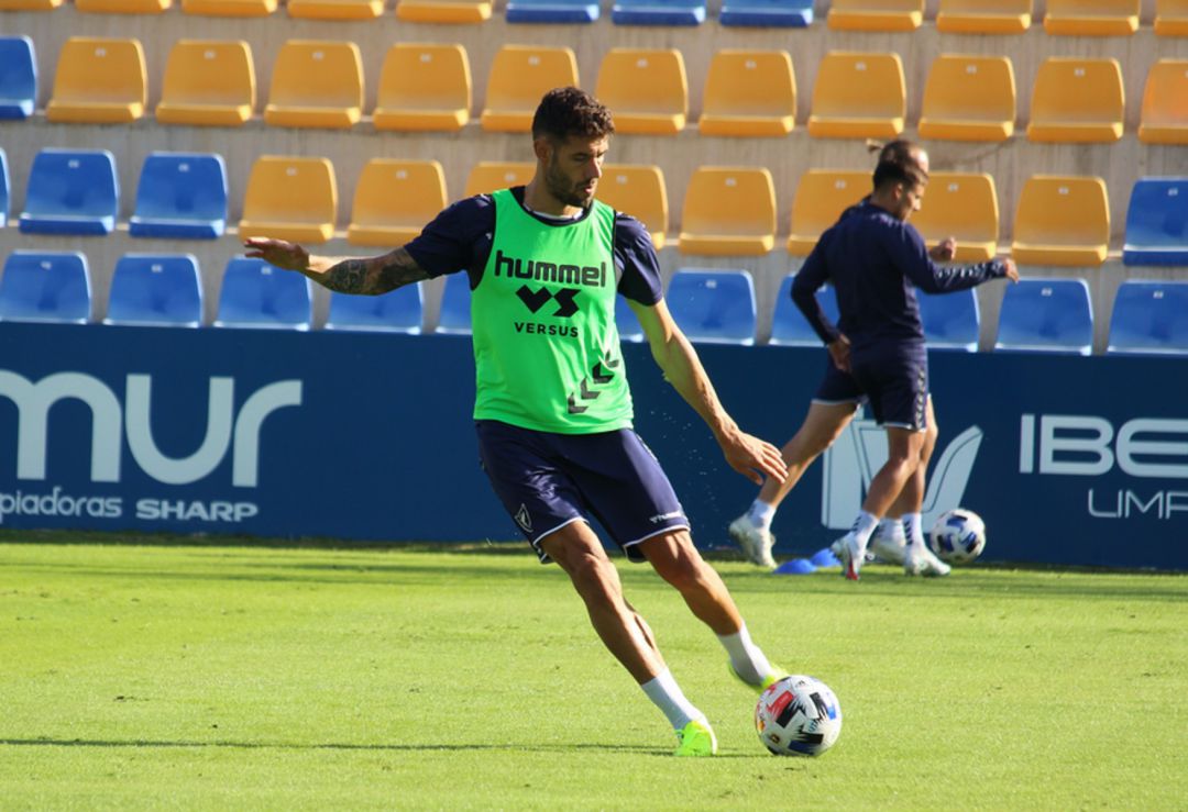 Adrián León en La Condomina durante un entrenamiento Adrián León en La Condomina durante un entrenamiento