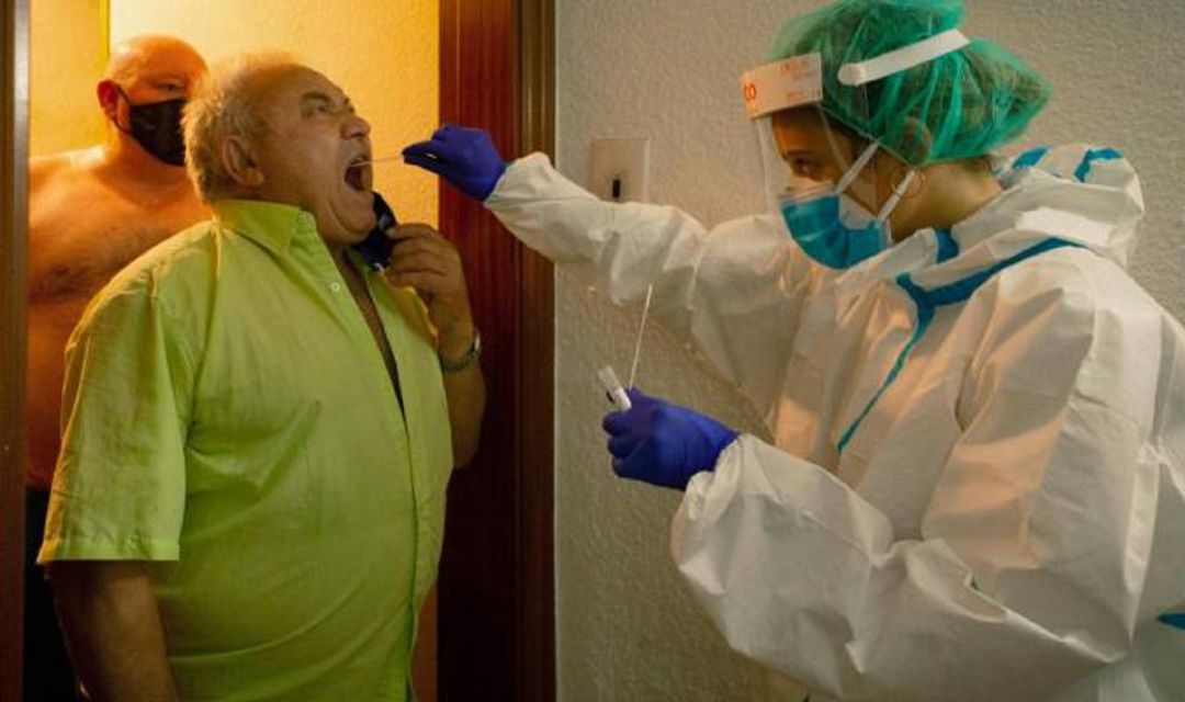 Un sanitario acude a un domicilio para tomar una prueba PCR Un sanitario acude a un domicilio para tomar una prueba PCR