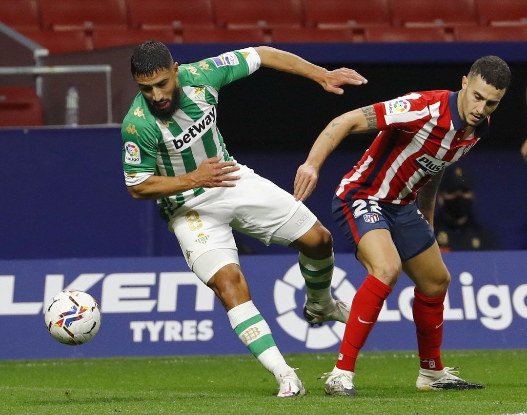 GRAF7269. MADRID.- El defensa del Atlético de Madrid Mario Hermoso (d) persigue el balón junto a Nabil Fekir, del Real Betis, durante el partido de la séptima jornada de Liga que Atlético de Madrid y Real Betis juegan hoy sábado en el Wanda Metropolitano. EFE Ballesteros. GRAF7269. MADRID.- El defensa del Atlético de Madrid Mario Hermoso (d) persigue el balón junto a Nabil Fekir, del Real Betis, durante el partido de la séptima jornada de Liga que Atlético de Madrid y Real Betis juegan hoy sábado en el Wanda Metropolitano. EFE Ballesteros.