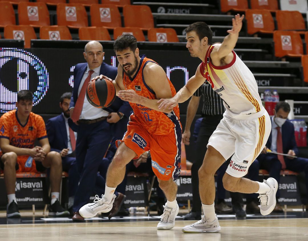 Kalinic, ante el Casademont Zaragoza. Kalinic, ante el Casademont Zaragoza.