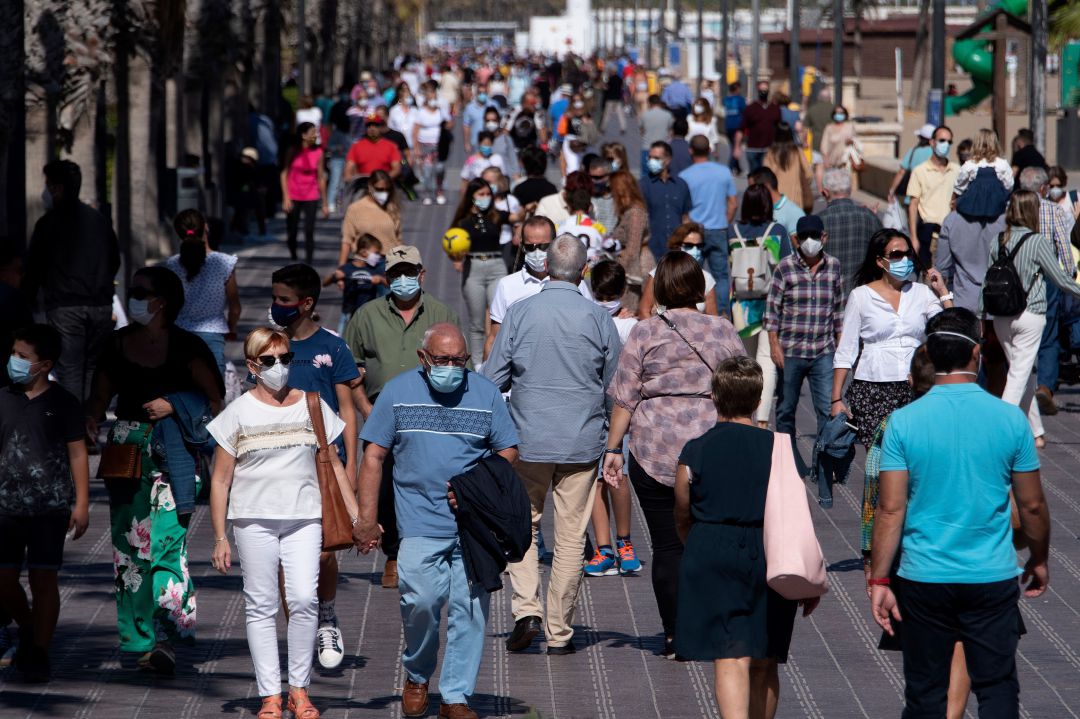 Decenas de personas caminan por el paseo marítimo de València el 12 de octubre de 2020. Decenas de personas caminan por el paseo marítimo de València el 12 de octubre de 2020.
