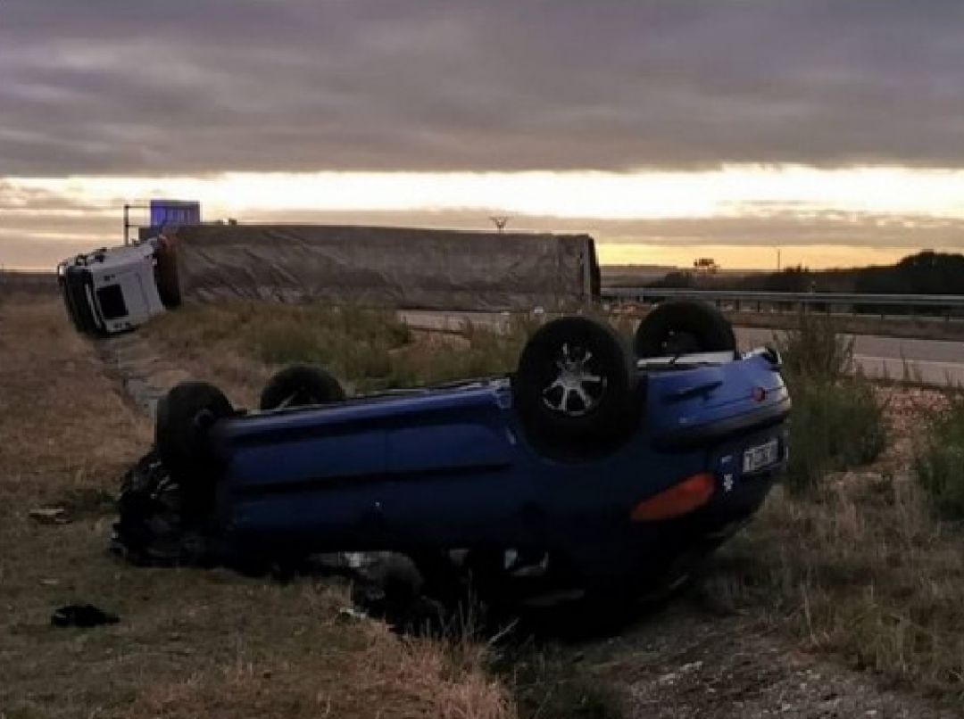 Camión y Turismo implicados en el accidente Camión y Turismo implicados en el accidente