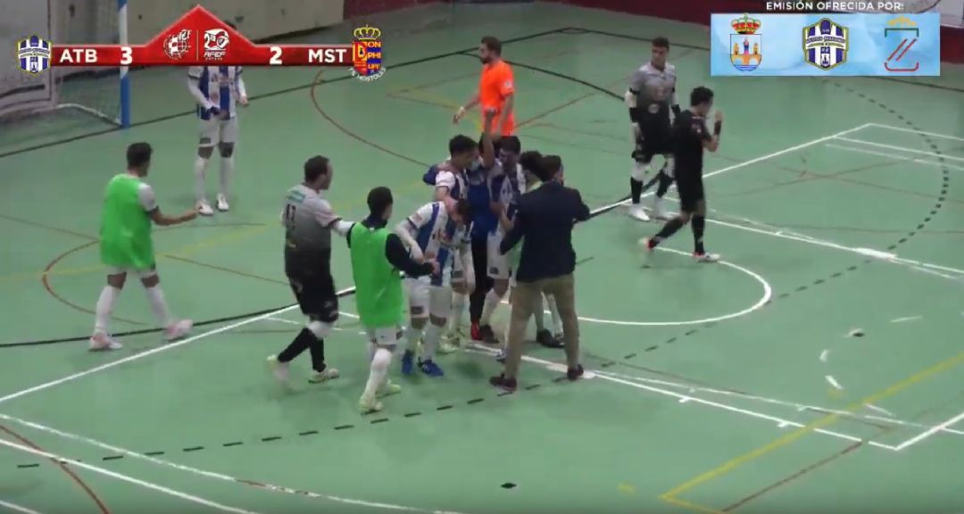 Los jugadores celebran la victoria Los jugadores celebran la victoria