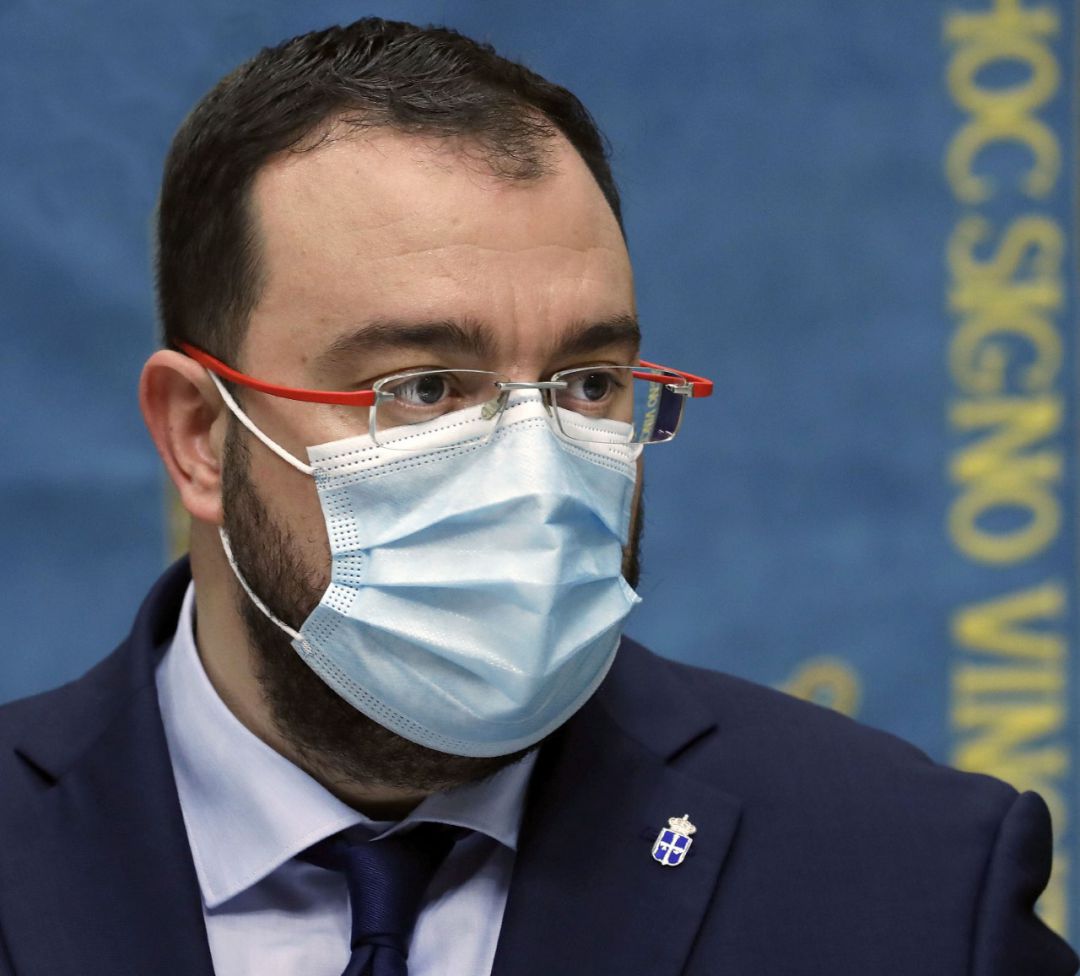 El presidente del Principado, Adrían Barbón, durante una rueda de prensa. El presidente del Principado, Adrían Barbón, durante una rueda de prensa.