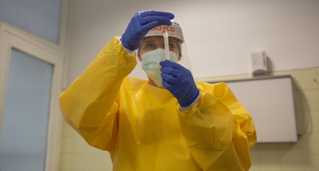Una sanitaria sostiene uno de los test rápidos de antígenos de detección de coronavirus. Una sanitaria sostiene uno de los test rápidos de antígenos de detección de coronavirus.