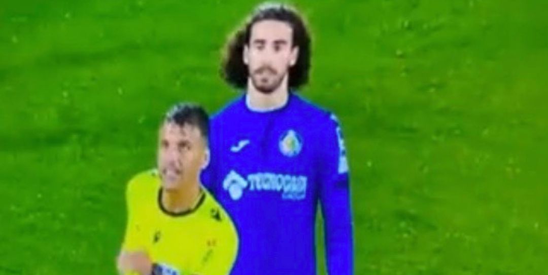 Marc Cucurella, justo antes de chocar con Gil Manzano Marc Cucurella, justo antes de chocar con Gil Manzano