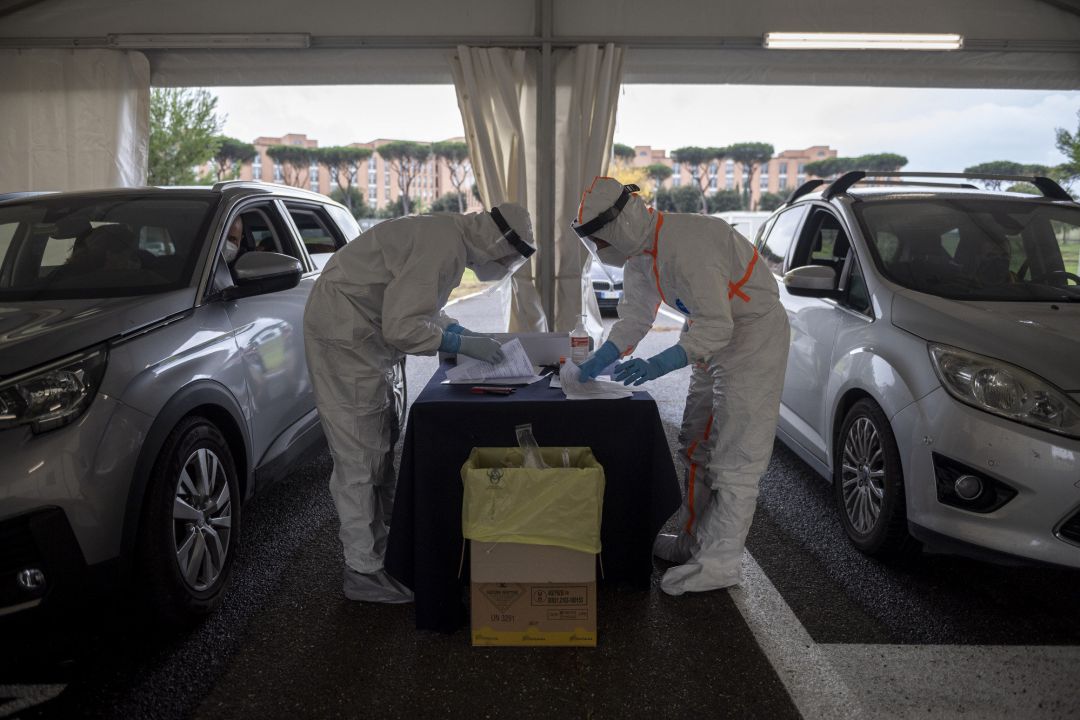 Los trabajadores de salud del ejército italiano recolectan hisopos para verificar si hay COVID-19 en un centro de pruebas en el complejo militar de Cecchignola, durante la emergencia epidemiológica del coronavirus, el 24 de octubre de 2020 en Roma, Italia Los trabajadores de salud del ejército italiano recolectan hisopos para verificar si hay COVID-19 en un centro de pruebas en el complejo militar de Cecchignola, durante la emergencia epidemiológica del coronavirus, el 24 de octubre de 2020 en Roma, Italia