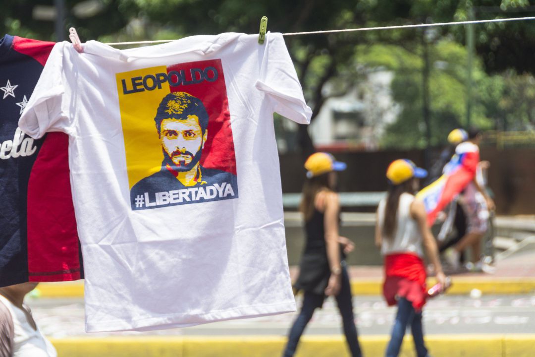 Camiseta con el rostro del dirigente opositor venezolano Leopoldo López Camiseta con el rostro del dirigente opositor venezolano Leopoldo López