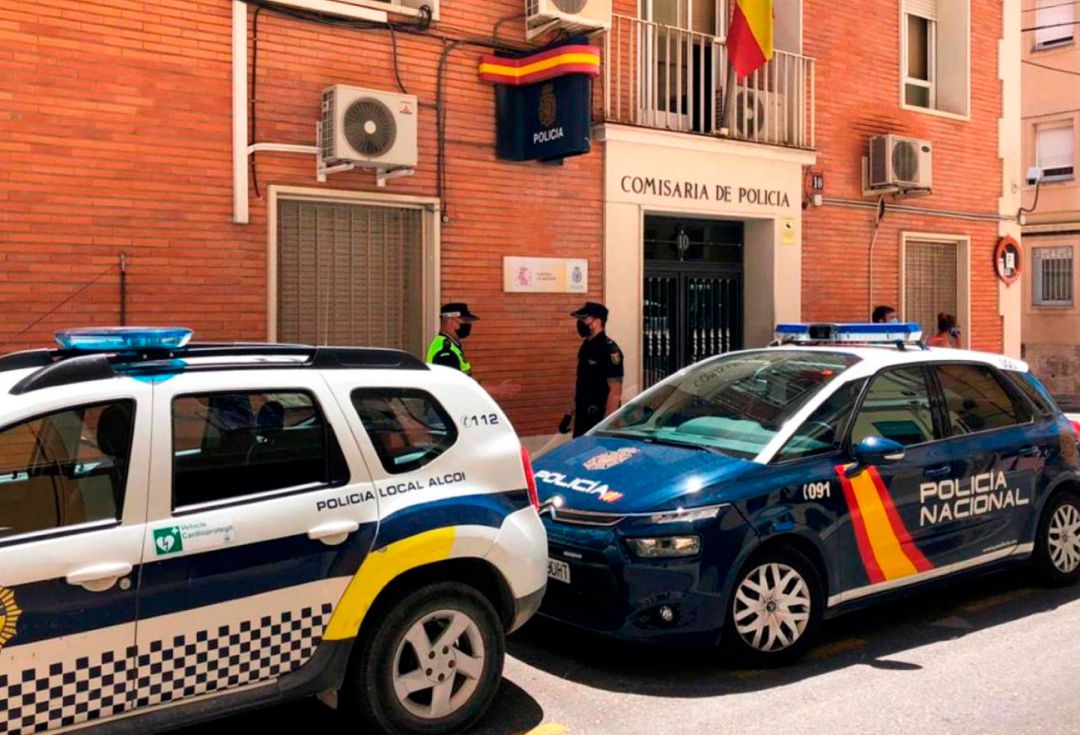 Efectivos de la Policía Local y de la Policía Nacional ante la Comisaría Efectivos de la Policía Local y de la Policía Nacional ante la Comisaría