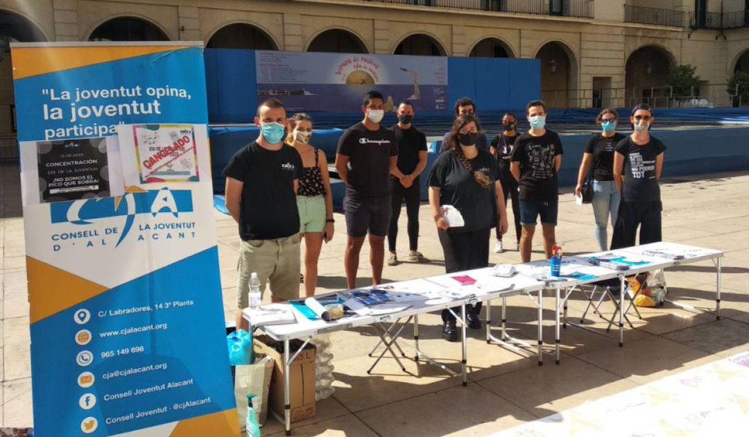 El Consell de la Joventut d'Alacant en una concentración a las puertas del Ayuntamiento de Alicante El Consell de la Joventut d'Alacant en una concentración a las puertas del Ayuntamiento de Alicante