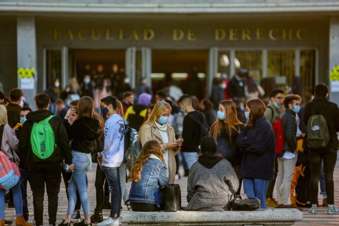 Varios jóvenes charlan antes de entrar a clase en la Facultad de Derecho de la Universidad Complutense en el Campus Universitario de Moncloa en Ciudad Universitaria, en Madrid (España) a 5 de octubre de 2020. Varios jóvenes charlan antes de entrar a clase en la Facultad de Derecho de la Universidad Complutense en el Campus Universitario de Moncloa en Ciudad Universitaria, en Madrid (España) a 5 de octubre de 2020.