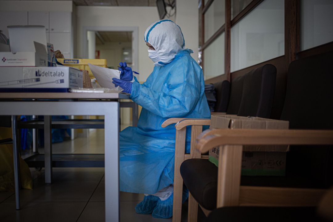 Una voluntaria de la ONG Proactiva Open Arms durante la primera ola de la pandemia relizando test en una residencia. Imagen de archivo Una voluntaria de la ONG Proactiva Open Arms durante la primera ola de la pandemia relizando test en una residencia. Imagen de archivo