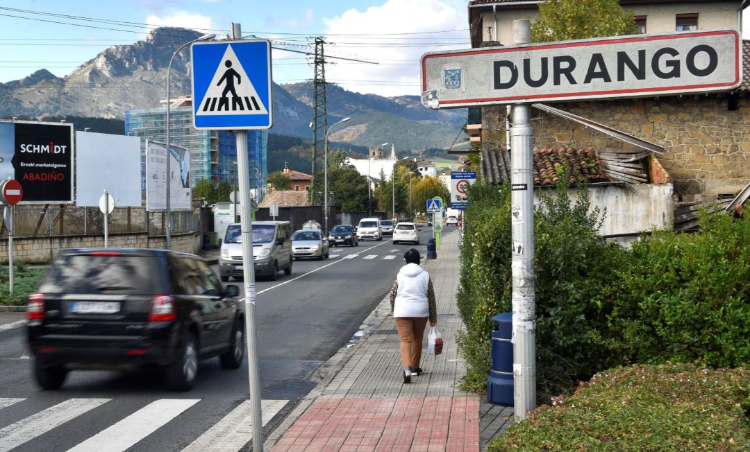Acceso al pueblo de Durango, en una imagen de archivo Acceso al pueblo de Durango, en una imagen de archivo