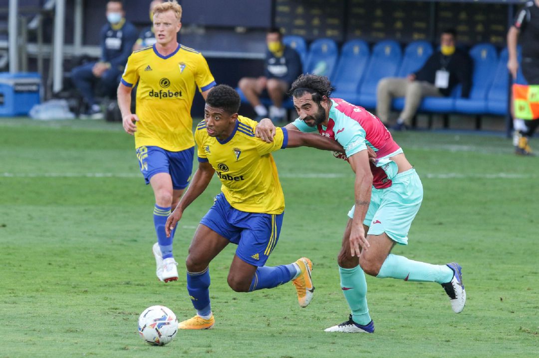 Choco Lozano se marcha de Albiol en una acción del partido ante el Villarreal. Choco Lozano se marcha de Albiol en una acción del partido ante el Villarreal.