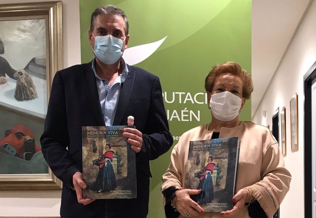 El diputado de Cultura y Deportes, Ángel Vera, y una de las autoras del libro, Pilar Sicilia El diputado de Cultura y Deportes, Ángel Vera, y una de las autoras del libro, Pilar Sicilia
