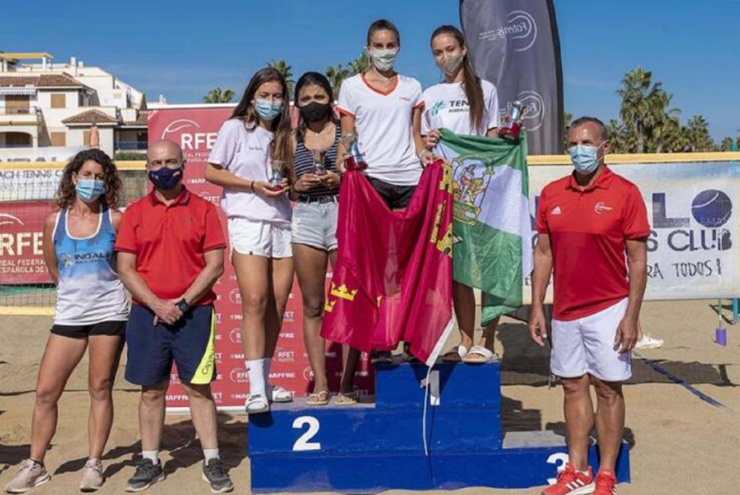 Sabrina López con la bandera de la Región de Murcia junto a sus compañeras Sabrina López con la bandera de la Región de Murcia junto a sus compañeras